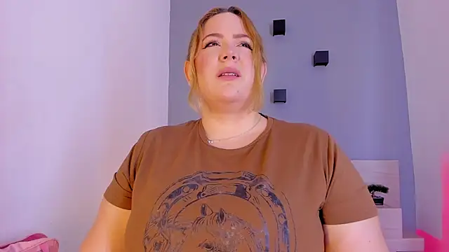 Snapshot of sophiarossee_ chatting on 02-08-25, 12:17 sophiarossee online show from 02-08-25, 12:17