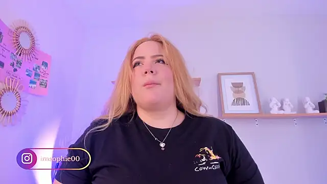 Snapshot of sophiarossee_ chatting on 03-22-25, 11:21 sophiarossee online show from 03-22-25, 11:21