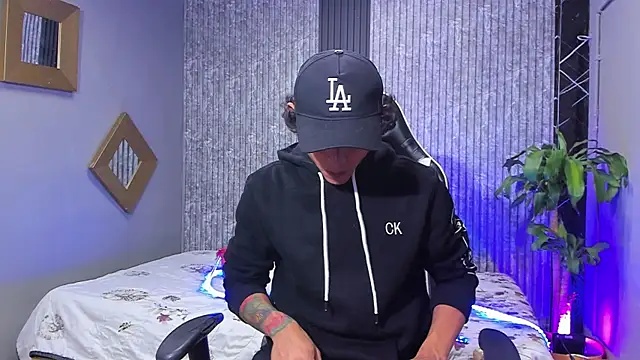 Snapshot of Edwars_03 chatting on 03-09-25, 12:20 Edwars 03 online show from 03-09-25, 12:20