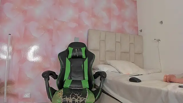 Snapshot of emily_lean_ chatting on 10-01-25, 02:06 emily lean  online show from 10-01-25, 02:06