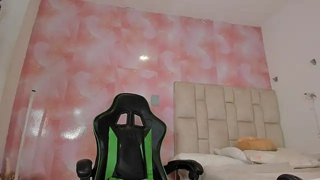 Snapshot of emily_lean_ chatting on 10-03-25, 12:51 emily lean  online show from 10-03-25, 12:51