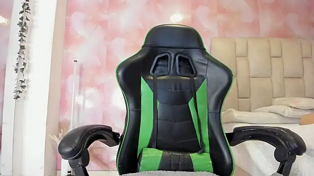 emily lean  online show from 11-26-25, 02:12