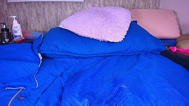 Snapshot of violett_lo chatting on 03-15-25, 09:19 violett lo online show from 03-15-25, 09:19