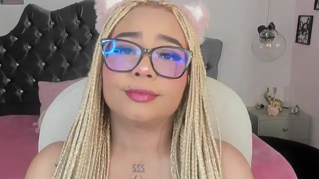Snapshot of conny__curly chatting on 05-19-26, 01:28 conny curly online show from 05-19-26, 01:28