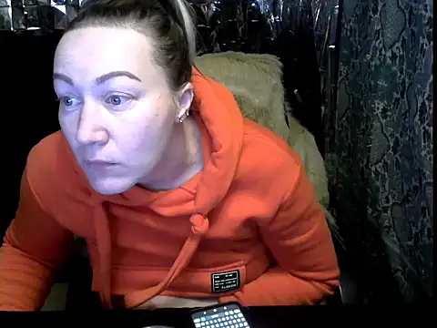 wLESLYMOSw online show from 02-10-26, 10:19