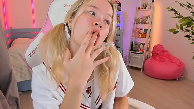 Lily Young online show from 11-04-25, 04:55