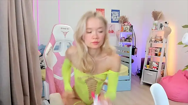 Lily Young online show from 11-28-25, 05:32