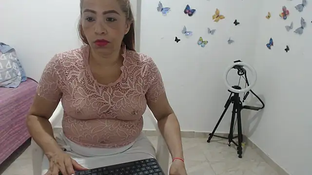 Snapshot of madonna101 chatting on 10-14-25, 07:03 madonna101 online show from 10-14-25, 07:03