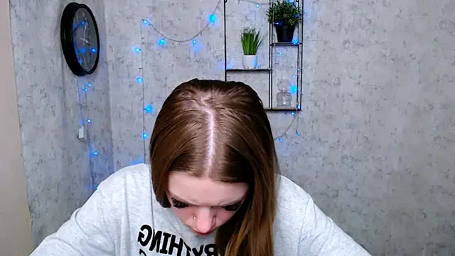 Snapshot of AliceFlirtt_ chatting on 12-19-24, 02:35 AliceFlirtt online show from 12-19-24, 02:35