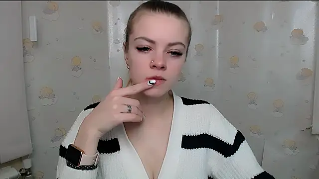 Snapshot of AliceFlirtt_ chatting on 12-23-24, 08:11 AliceFlirtt online show from 12-23-24, 08:11