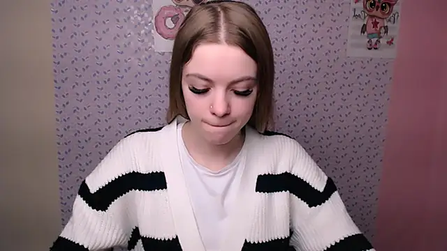 Snapshot of AliceFlirtt_ chatting on 01-06-25, 12:13 AliceFlirtt online show from 01-06-25, 12:13