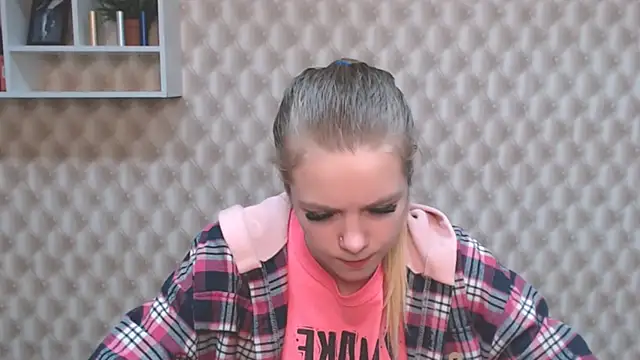 Snapshot of AliceFlirtt_ chatting on 02-05-25, 01:44 AliceFlirtt online show from 02-05-25, 01:44