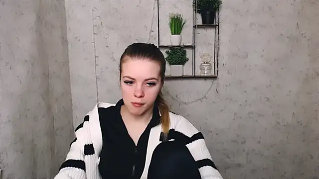 Snapshot of AliceFlirtt_ chatting on 03-05-25, 11:38 AliceFlirtt online show from 03-05-25, 11:38