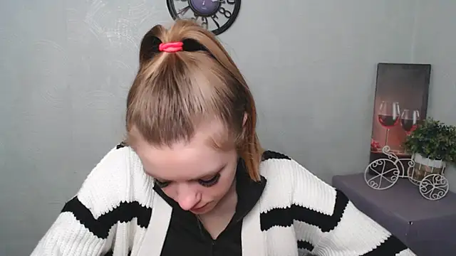 Snapshot of AliceFlirtt_ chatting on 03-06-25, 11:36 AliceFlirtt online show from 03-06-25, 11:36