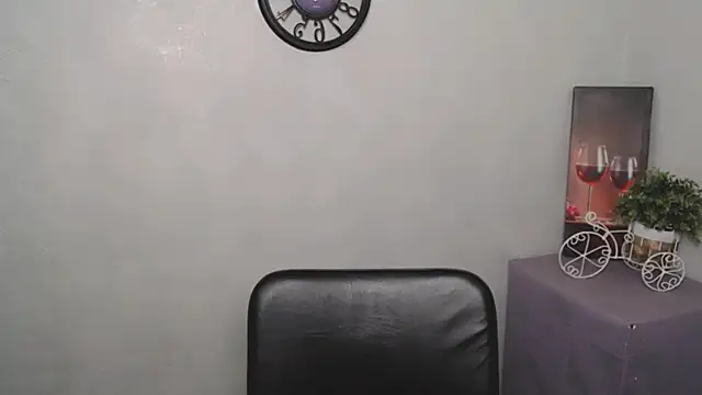 Snapshot of AliceFlirtt_ chatting on 03-08-25, 08:33 AliceFlirtt online show from 03-08-25, 08:33