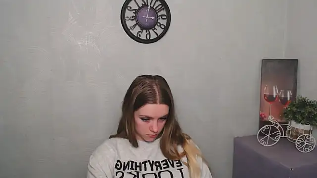 Snapshot of AliceFlirtt_ chatting on 03-08-25, 11:37 AliceFlirtt online show from 03-08-25, 11:37