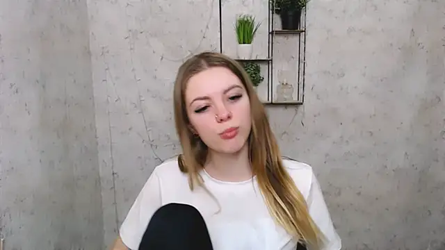 Snapshot of AliceFlirtt_ chatting on 03-12-25, 10:26 AliceFlirtt online show from 03-12-25, 10:26