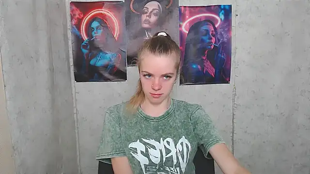 Snapshot of AliceFlirtt_ chatting on 09-12-25, 08:25 AliceFlirtt online show from 09-12-25, 08:25