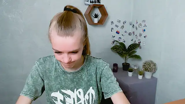 Snapshot of AliceFlirtt_ chatting on 09-18-25, 08:27 AliceFlirtt online show from 09-18-25, 08:27