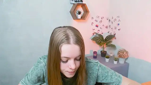 Snapshot of AliceFlirtt_ chatting on 09-19-25, 08:49 AliceFlirtt online show from 09-19-25, 08:49