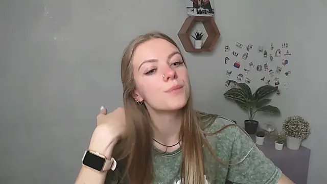 Snapshot of AliceFlirtt_ chatting on 09-29-25, 12:32 AliceFlirtt online show from 09-29-25, 12:32