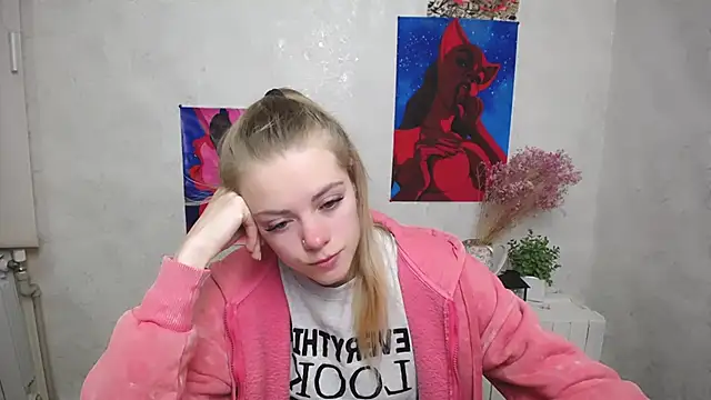 Snapshot of AliceFlirtt_ chatting on 10-06-25, 07:50 AliceFlirtt online show from 10-06-25, 07:50