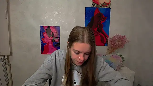 Snapshot of AliceFlirtt_ chatting on 10-21-25, 08:26 AliceFlirtt online show from 10-21-25, 08:26