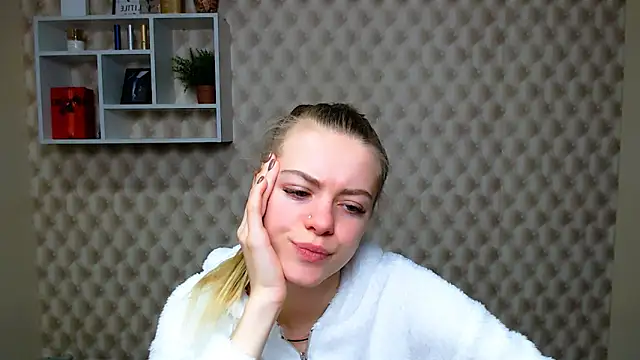 Snapshot of AliceFlirtt_ chatting on 10-22-25, 09:42 AliceFlirtt online show from 10-22-25, 09:42