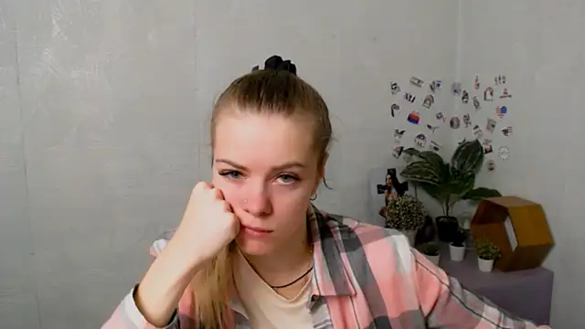 Snapshot of AliceFlirtt_ chatting on 11-25-25, 08:14 AliceFlirtt online show from 11-25-25, 08:14