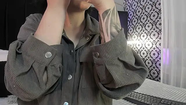 Snapshot of Adeelinee chatting on 11-18-25, 07:40 Adeelinee online show from 11-18-25, 07:40