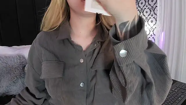 Snapshot of Adeelinee chatting on 11-19-25, 07:47 Adeelinee online show from 11-19-25, 07:47