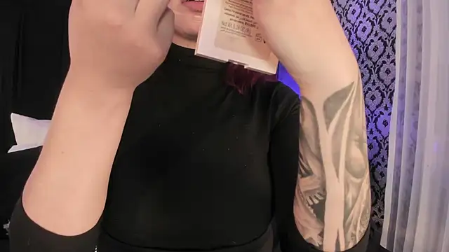 Snapshot of Adeelinee chatting on 11-28-25, 07:49 Adeelinee online show from 11-28-25, 07:49