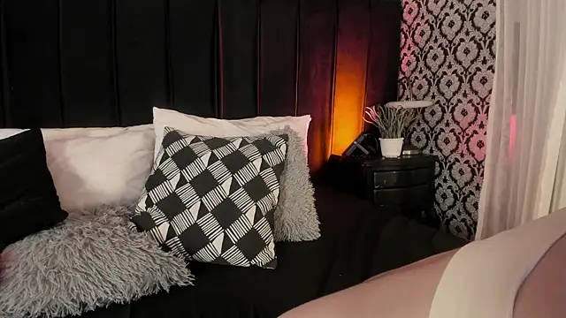 Snapshot of Adeelinee chatting on 12-17-25, 07:42 Adeelinee online show from 12-17-25, 07:42