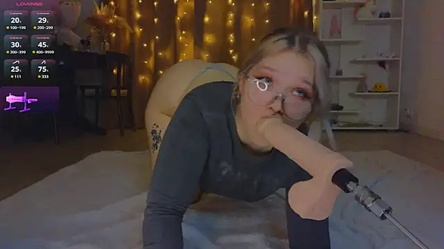 Snapshot of May_aster chatting on 02-18-25, 02:16 May aster online show from 02-18-25, 02:16