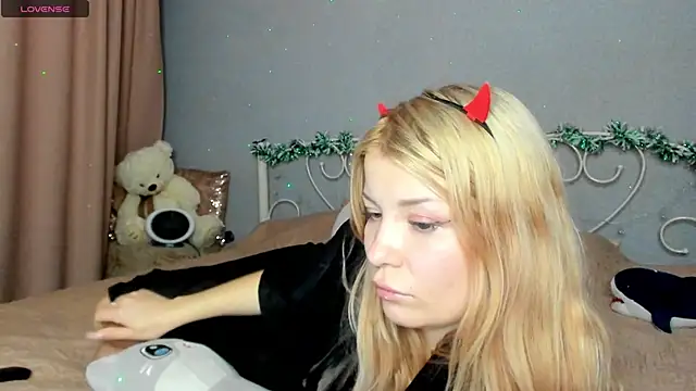 Snapshot of Leila_purr18 chatting on 12-14-24, 03:18 Leila purr18 online show from 12-14-24, 03:18