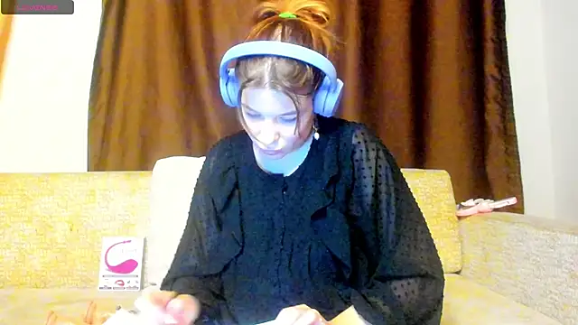 Snapshot of Leila_purr18 chatting on 09-27-25, 08:03 Leila purr18 online show from 09-27-25, 08:03