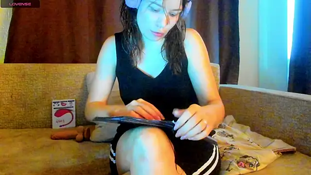 Snapshot of Leila_purr18 chatting on 10-06-25, 12:46 Leila purr18 online show from 10-06-25, 12:46