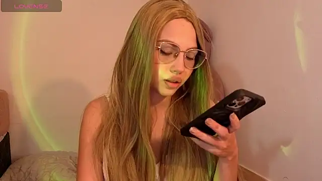 Snapshot of Ary1_ chatting on 11-19-25, 10:10 Ary1 online show from 11-19-25, 10:10