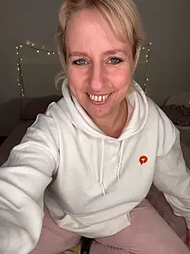 Snapshot of MariaValentine chatting on 12-17-25, 04:02 MariaValentine online show from 12-17-25, 04:02