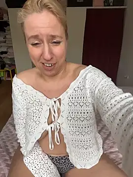 Snapshot of MariaValentine chatting on 12-19-25, 09:38 MariaValentine online show from 12-19-25, 09:38