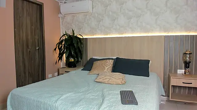 rebeca cortez  online show from 04-20-26, 08:10