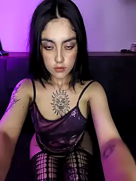 Snapshot of Mazikeen-- chatting on 12-18-25, 11:33 Mazikeen-- online show from 12-18-25, 11:33