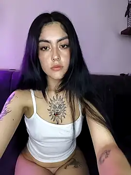 Snapshot of Mazikeen-- chatting on 12-21-25, 10:06 Mazikeen-- online show from 12-21-25, 10:06