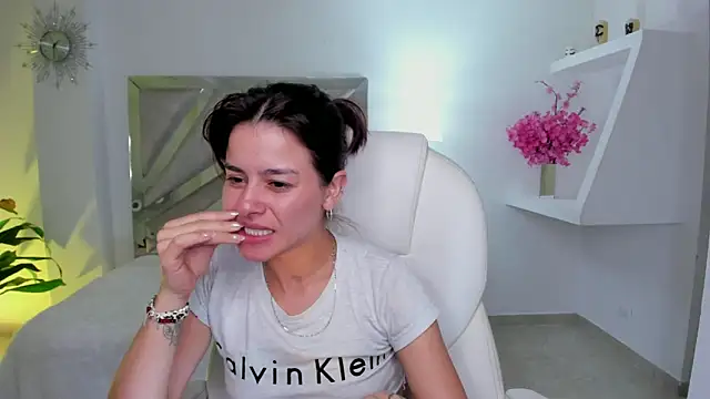 Snapshot of Ludovika_mattson chatting on 01-19-25, 11:32 Ludovika mattson online show from 01-19-25, 11:32