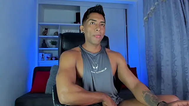 Snapshot of Couple_muscle1 chatting on 12-12-24, 02:44 Couple muscle1 online show from 12-12-24, 02:44