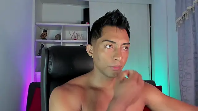 Snapshot of Couple_muscle1 chatting on 12-13-24, 02:49 Couple muscle1 online show from 12-13-24, 02:49