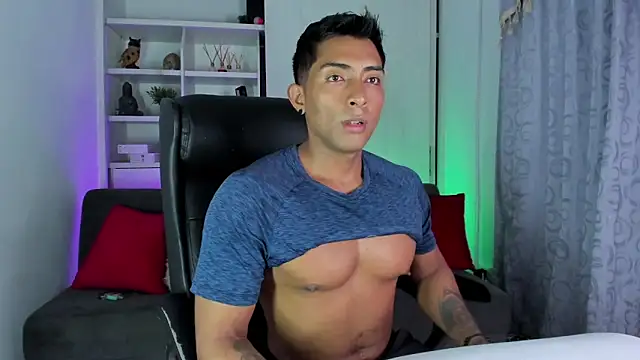 Snapshot of Couple_muscle1 chatting on 12-16-24, 11:39 Couple muscle1 online show from 12-16-24, 11:39