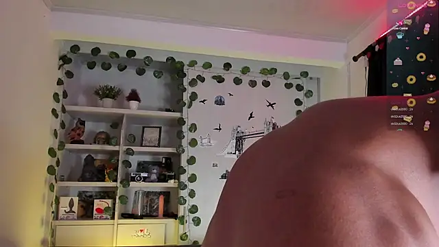 Snapshot of Couple_muscle1 chatting on 12-23-24, 03:33 Couple muscle1 online show from 12-23-24, 03:33