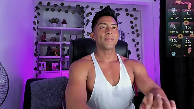 Snapshot of Couple_muscle1 chatting on 12-26-24, 10:20 Couple muscle1 online show from 12-26-24, 10:20