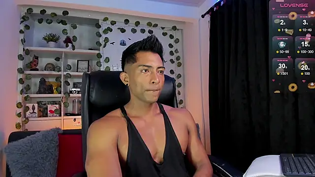 Snapshot of Couple_muscle1 chatting on 12-29-24, 10:57 Couple muscle1 online show from 12-29-24, 10:57